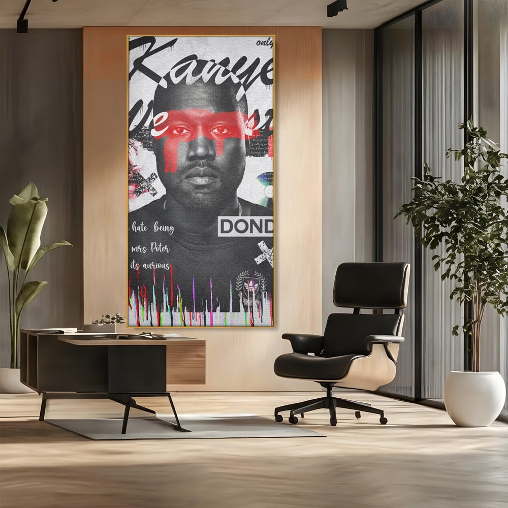 Tablou canvas cu tablou canvas cu portretul stilizat al lui kanye west, in rama de aluminiu auriu, pe perete intr-un birou